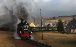 99 1793-1 und 99 1741-0 fahren am 30.12.2015 mit dem P 1005 (Cranzahl - Oberwiesenthal) durch die Ortschaft von Neudorf (Erzgebirge).