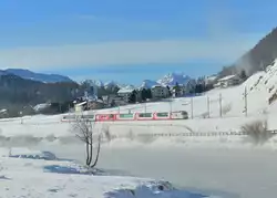 Ge 4/4 III 643 mit einem RE am 18.01.2016 bei Celerina.