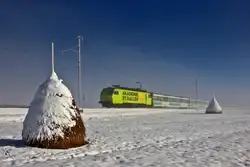 Bei der Heinze in Altmatt taucht aus dem Nebel die SOB Re 446 018 