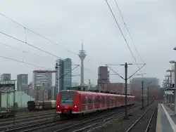 Skyline Düsseldorf mal anders: Vom Bahnhof Düsseldorf Hamm hat man einen guten Blick auf Hochhäuser und den Rheinturm.