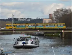 SSB und GMS Julia treffen sich unterhalb der Schleuse in Bad Cannstatt.