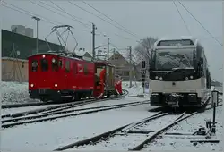 Das älteste und das neuste CEV Triebfahrzeug begegnen sich in Blonay: die 1911 gebaute HGe 2/2 N° 1 und der neue MVR SURF 