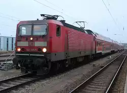 143 285 mit Fu�ball-Sonderzug 18423 von Rostock Hbf nach Magdeburg-Herrenkrug kurz vor der Ausfahrt im Rostocker Hbf.05.03.2016 
