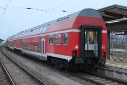 Fu�ball-Sonderzug 18423 mit DBuza von Rostock Hbf nach Magdeburg-Herrenkrug kurz vor der Ausfahrt im Rostocker Hbf.05.03.2016