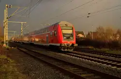 RE4 Steuerwagen voraus bei der Durchfahrt in Kleinenbroich auf seinem Weg nach Aachen.