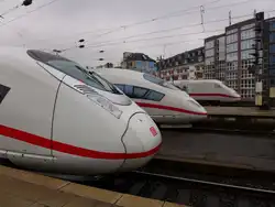 Schnauzenvergleich - Von links nach rechts: 407 703 als ICE 515 (Dortmund Hbf - München Hbf), 
