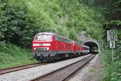 Landschaft im Wandel der (Jahres)Zeit (||) - 218 445-5 durchf�hrt mit dem EC 192, M�nchen - Z�rich, am 21.06.2012 den Oberstaufener Tunnel, dessen Umgebung, nicht nur jahreszeitlich bedingt, mehr