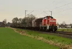 Mit einem Mischer ist die 294 801-6 bei Bösinghoven gen Neuss unterwegs.31.3.2016