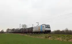 185 697-0 Jolina kam mit dem Nievenheimer ziwschen Krefeld Oppum und Meerbusch Richtung Neuss gefahren.