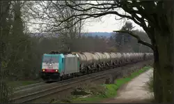Frühmorgens am 02.April 2016 befördert diese belgische Cobra einen Kesselwagenzug hinauf nach Belgien.