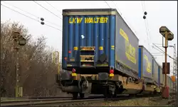 Hinab nach Aachen West auf der Gemmenicher Rampe ist dieser LKW Walter Ganzzug am Samstag Mittag den 02.April 2016 unterwegs auf der Montzenroute unweit von Aachen.