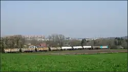 Frühling an der Montzenroute bei Aachen (April 2015) wohlgemerkt! Ein Kesselwagenzug fährt gerade in Richtung Aachen West durch das Bild.