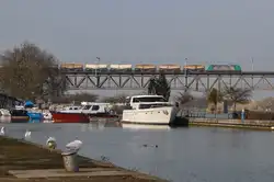 Die Schwäne im Yachthafen von Visé ließen sich nicht stören, als Cobra-Lok 2836 (186 228) mit einem Kesselwagenzug über den Pont des Allemands gen Aachen-West rumpelte.