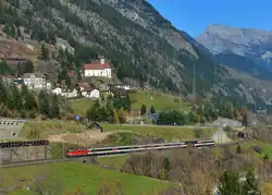 Re 4/4 11194 mit einem IR am 05.11.2015 bei Wassen.