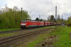 Durch Boisheim kommt die 189 047-4 mit einer Schwesterlok und einem Erzzug nach Dillingen zur Hütte durchgefahren.