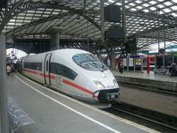 Ein 406 der NL wartet als ICE 15 am 25.03.07 im K�lner Hbf auf Abfahrt