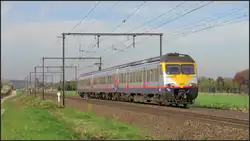 Ein Triebwagen der belgischen Serie AM 80 Break ist hier unweit von Tongeren am 21.April 2016 zu sehen.