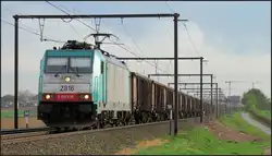 Mit einen Eaos Ganzzug der FS am Haken zieht die belgische Cobra Lok 2816 ihre Güterfracht in Richtung Antwerpen.