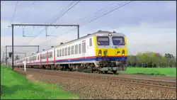 Ein belgischer Regionalzug mit Steuerwagen voraus kommt mir hier unweit von Tongeren vor die Linse.