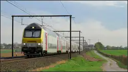 Ein Interegiozug der SNCB mit Steuerwagen voraus ist nach Hasselt unterwegs.