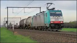 Die Cobra 2839 ist mit einen gemischten Güterzug am Haken unterwegs nach Aachen West.