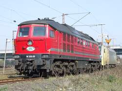 W 232.03 steht zusammen mit 152 901-5 abgestellt in Duisburg Ruhrort Hafen.