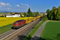 140 070 mit einem Bauzug am 30.04.2016 bei Stephansposching.