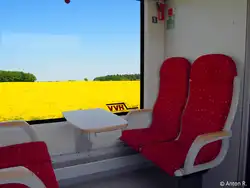 Die Strecke der RB82 Neumünster – Bad Oldesloe führt durch eine reizvolle Landschaft, wobei einem während der Rapsblüte im Frühjahr ganz besonders pittoreske Anblicke