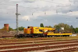 Der EDK 152 der Bahnbau Gruppe mit seinem Schutzwagen ist am 16.05.2016 im Bahnhof Oranienburg abgestellt.