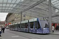 Be 6/8 Combino 666, mit einer Werbung für die Orthopädie Klinik Sonnenhof, bedient die Haltestelle beim Bahnhof Bern.