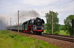 01 0509-8 mit dem Sonderzug D62142 von Leipzig HBF nach Putbus, bei Zschortau.