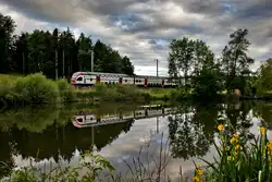 Am frühen Morgen fährt in  Bubikon die S 15 nach Rapperswil vorbei.Bild vom 30.5.2016