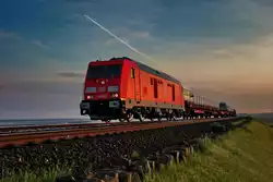In der abendlichen Stimmung fährt die Diesellokomotive 245 025 mit dem Sylt Shuttlezug bei Morsum vorüber.Bild vom 18.5.2016