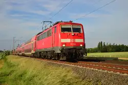 Am Mittwochabend den 8.5.2016 kommt die ex Münchenerin 111 028 mit einem RE4 nach Aachen Hbf unweit des Bü Am Chur/in der Schley vor meine Linse gefahren.