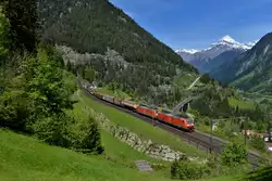 185 091 + 185 120 mit einem Güterzug am 21.05.2016 oberhalb von Wassen.