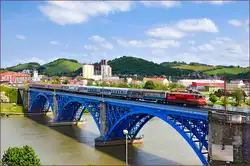 SŽ 432-022 zieht EC151 über Drava Brücke Richtung Ljubljana.