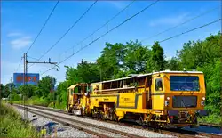 SŽ Bahnbaumaschine fährt durch Maribor-Tabor Richtung Studenci.