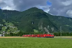 Ge 4/4 II 632 mit einem Engadin Star am 18.06.2016 bei Malans.