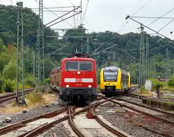  Während links die 111 111-1 (91 80 6111 111-1 D-DB) der DB Regio NRW mit dem RE 9 - Rhein-Sieg-Express (Aachen – Köln - Siegen) am 23.07.2016 auf Gleis 105 in den Bahnhof Betzdorf