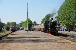 Dampflok 1040 und die Ürdinger Dreiergarnitur der ZLSM starten in wenigen Augenblicken zur Parallelausfahrt aus dem Bahnhof Simpelveld.