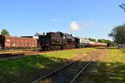 Tender voraus fährt die 1040 der ZLSM aus Simpelveld nach Schin op Geul aus.