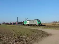 Bernolsheim 04/12/2016 : Die 27054 bringt die Wagen des neuen TGV Duplex 862 von Aytré nach Belfort.