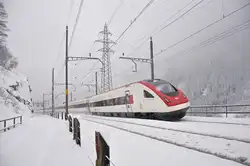 Bei Schneegestöber fährt der ICN RABDe 500 009 am 26.11.2015 kurz vor Göschenen vorbei.