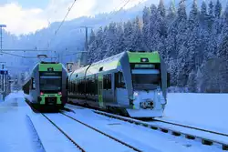 Kreuzung zweier BLS Lötschberger in Trubschachen: Schnellzug 118 kommt aus Luzern, 105 dagegen ist ein planmässiger Schneezug (das ist mir erst jetzt aufgefallen), der zunächst einmal