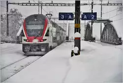 RE5074 nach Zürich HB mit 511 026 verlässt das tief verschneite Landquart.