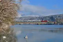 1116 154 mit dem Ski-Austria- Railjet am 18.01.2017 bei Kirchbichl.