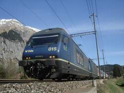 Re 465 015 und 016 vor einem HUPAC-Zug zwischen Kandersteg und dem L�tschbergtunnel-Portal am 14.4.2007