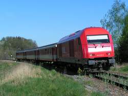 2016 075-0 f�hrt mit R5990 in den Bhf.