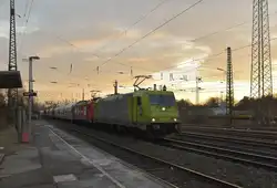 Hier kommt am Abend des 28.Januar 2017 die 119 005-6 mit einer unerkannten 185 von RHC in Entenfang durchgefahren.
