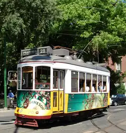 Triebwagen der Linie 28 mit Linienschild Prazeres.